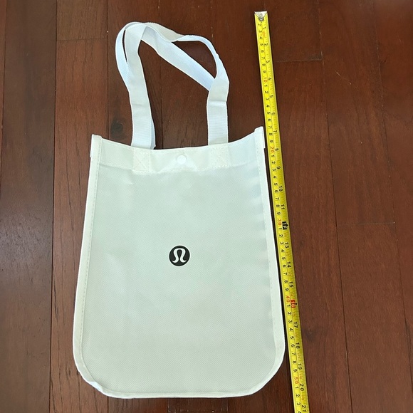 Two Lululemon Reusable Totes Red/black White
Classic Shopping Bag Snap Closure - Picture 8 of 10